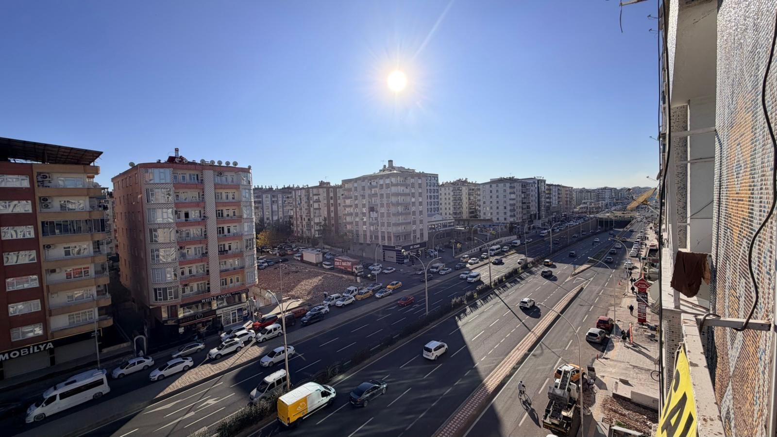 TESİSLERDE ANA CADDE ÜSTÜNDE 3+1 SATILIK DAİRE