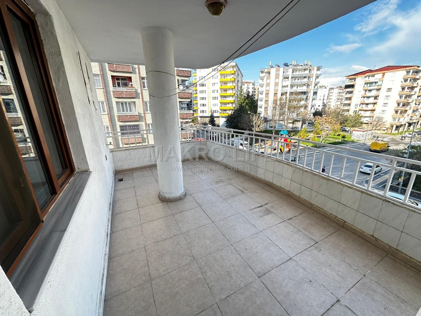 YENIYOL EVLENDIRME DAİRESİ CİVARI SATILIK 3+1 BOŞ BAKIMLI DAİRE