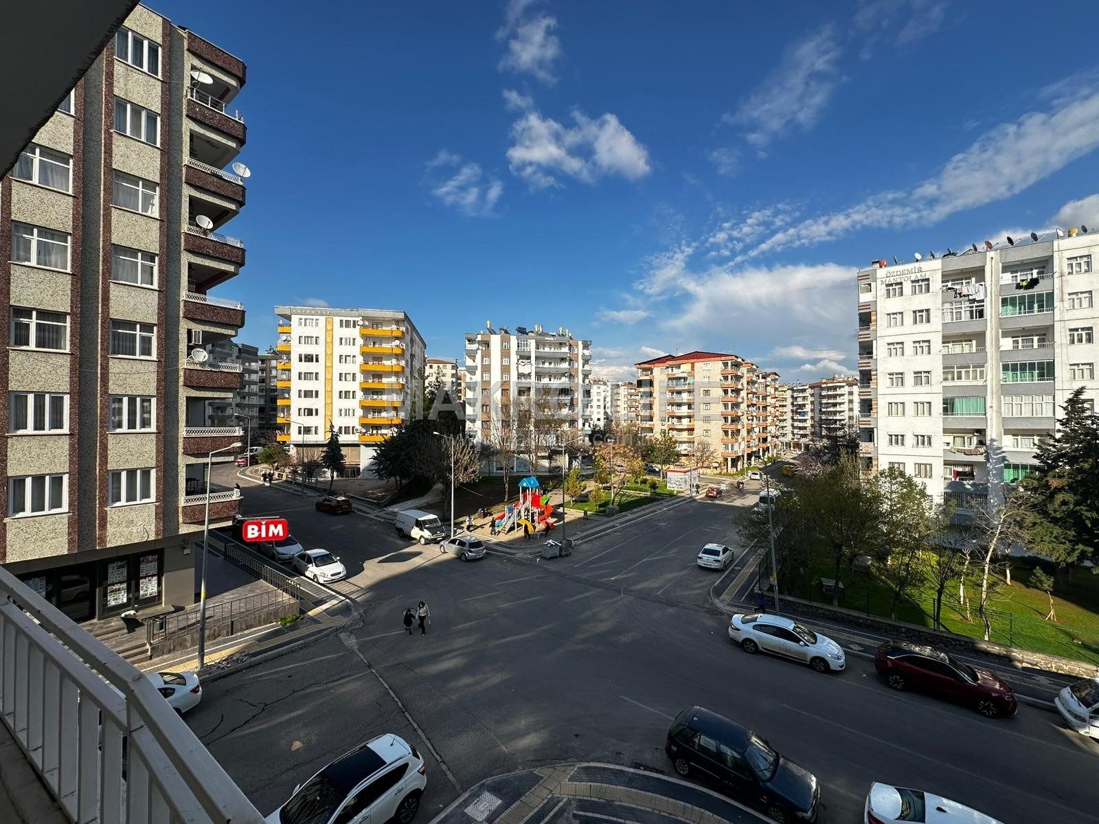 YENIYOL EVLENDIRME DAİRESİ CİVARI SATILIK 3+1 BOŞ BAKIMLI DAİRE