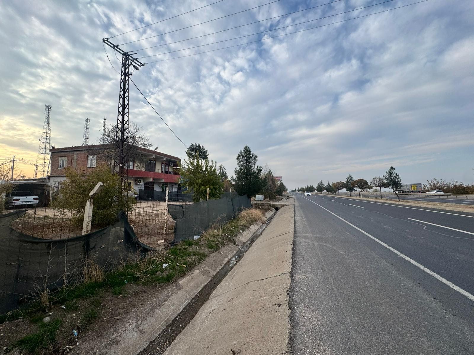 DİYARBAKIR ÇINAR YOLU ÜZERİ BEŞPINAR KARŞISINDA ANA YOL ÜZERİ ASFALTA SIFIR