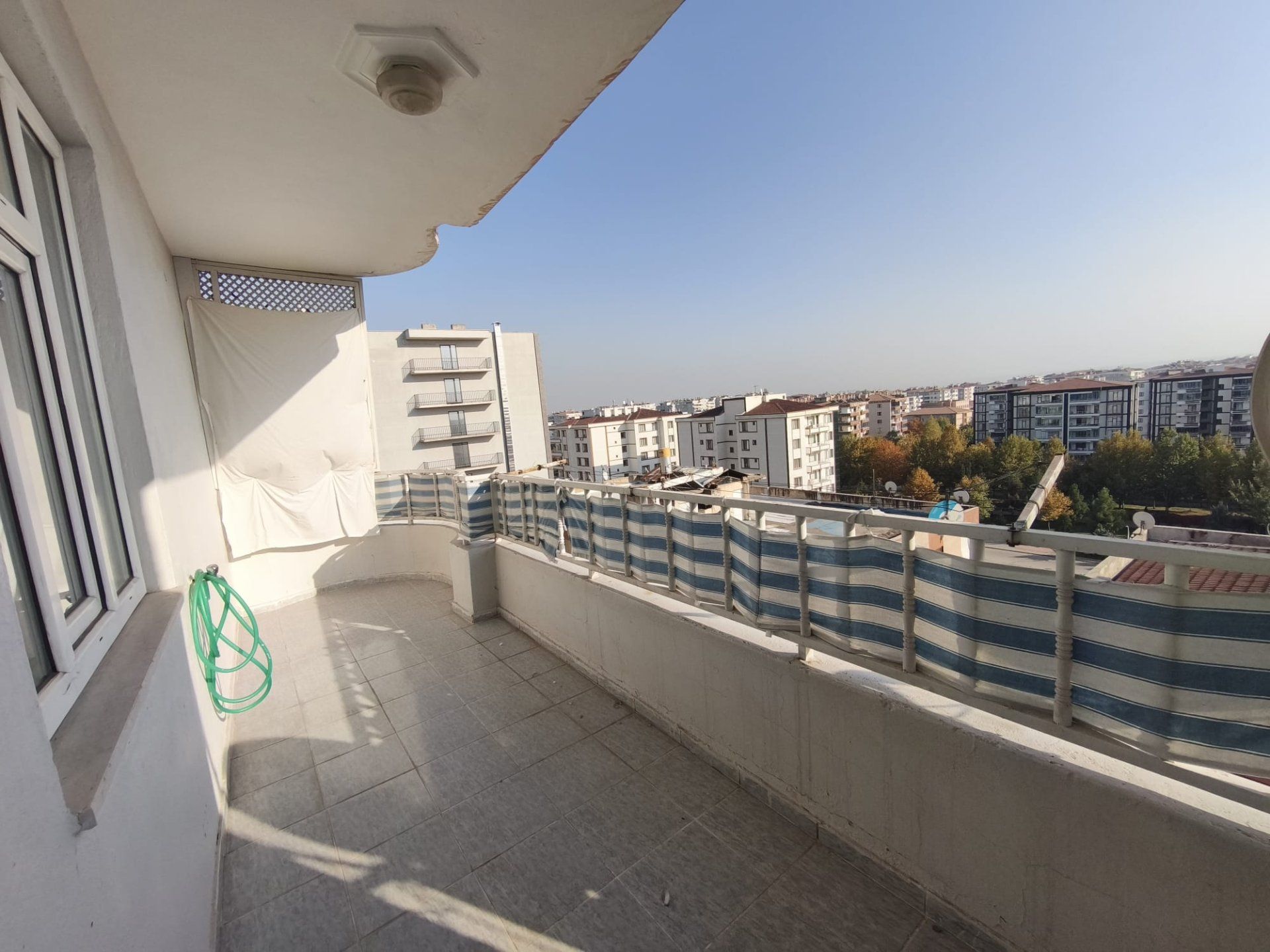URFA YOLU ÜZERİ CEYLANLAR KARŞISI SATLIK 3+1 MASRAFLI GENİŞ DAİRE