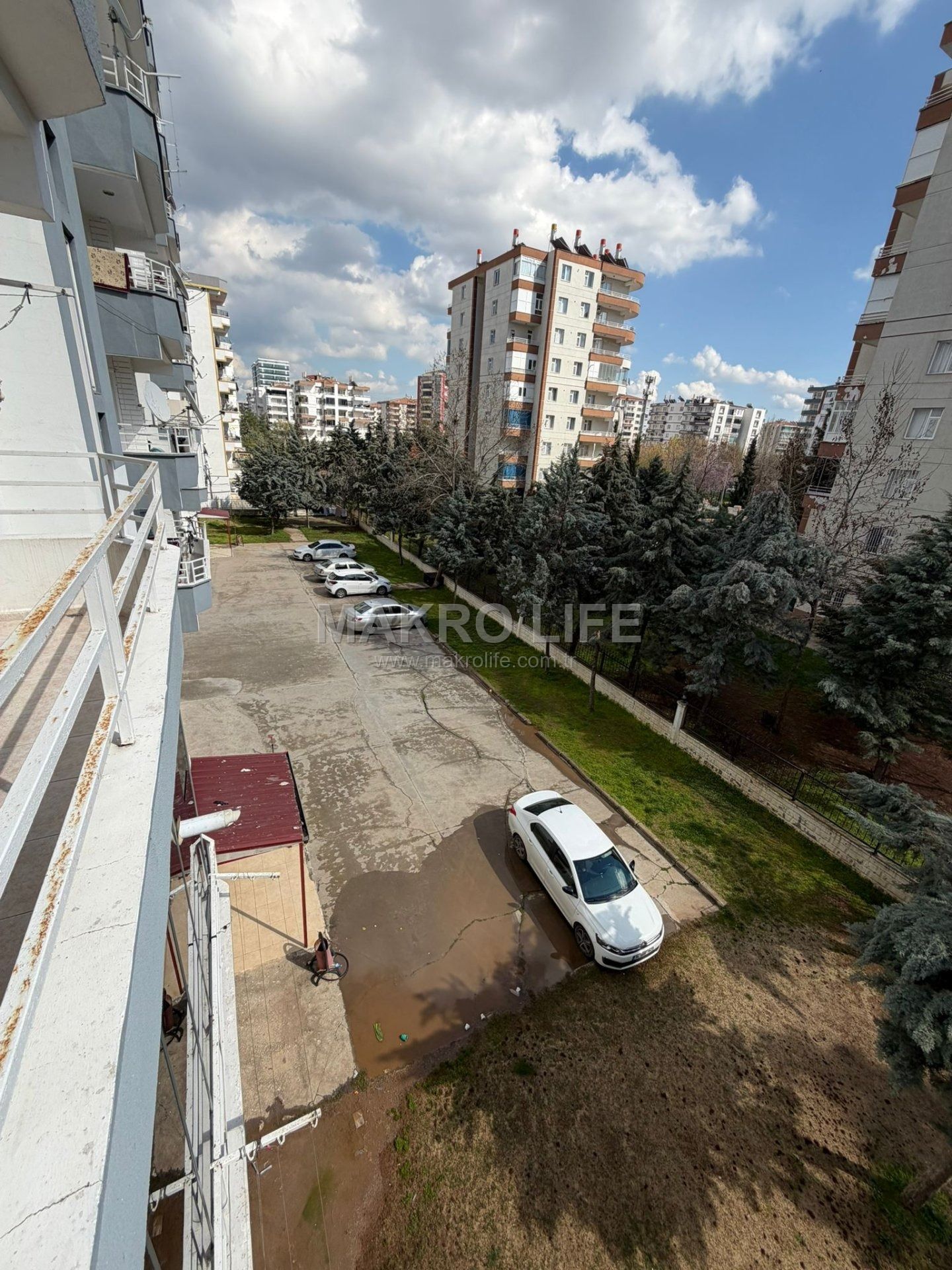 75 yola yürüme mesafesinde satılık 3+1 ara kat cadde cepheli daire