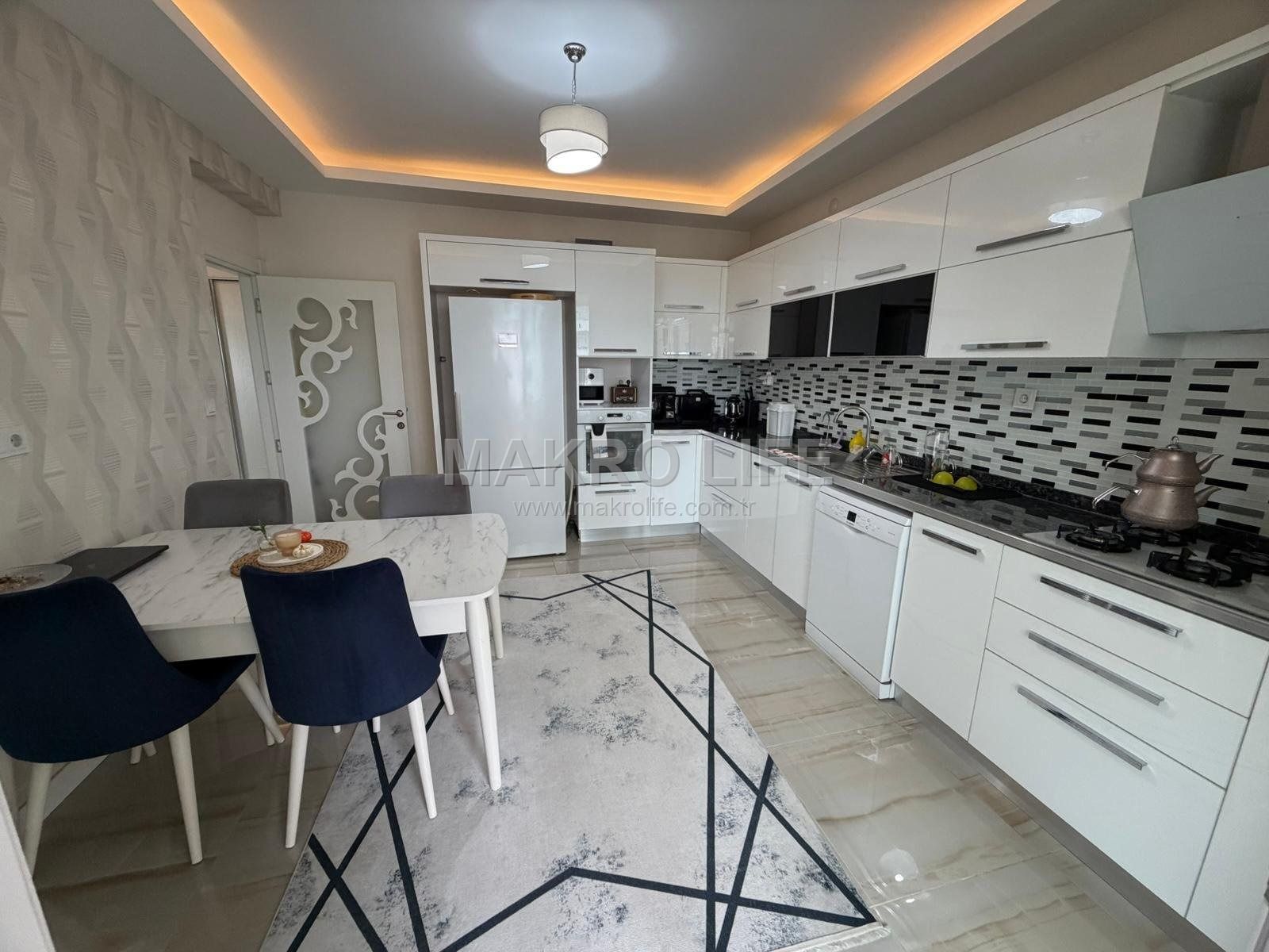 BAĞCILARIN EN GÖZDE NOKTASINDA ANA CADDE ÜZERİ FIRSAT DAİRE!
