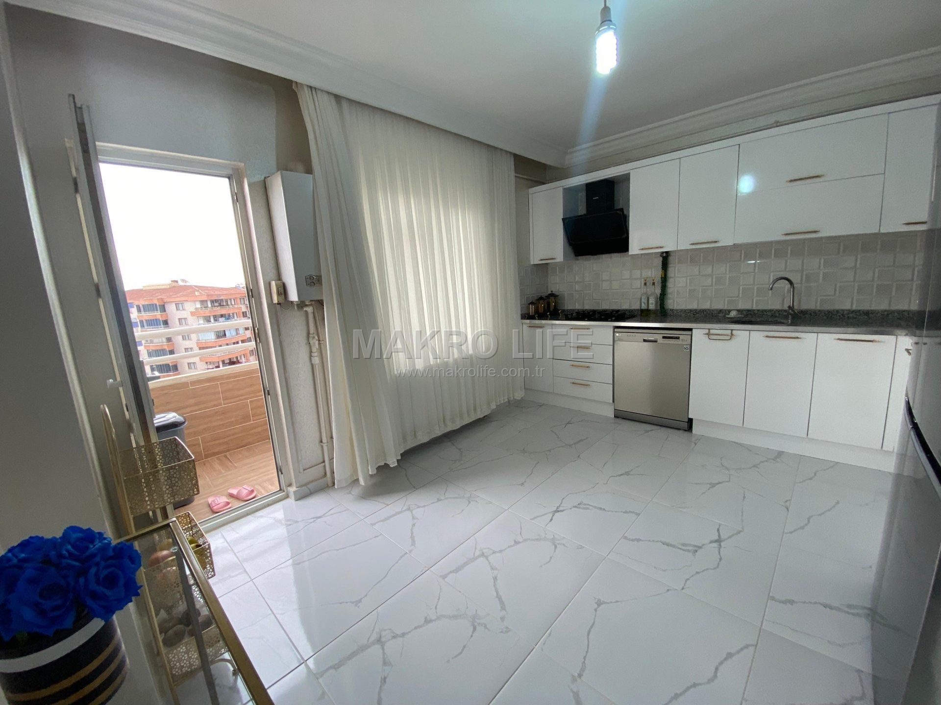MEDYA KAVŞAĞINDA ANA CADDE ÜZERİ 3+1 BAKIMLI SATILIK DAİRE