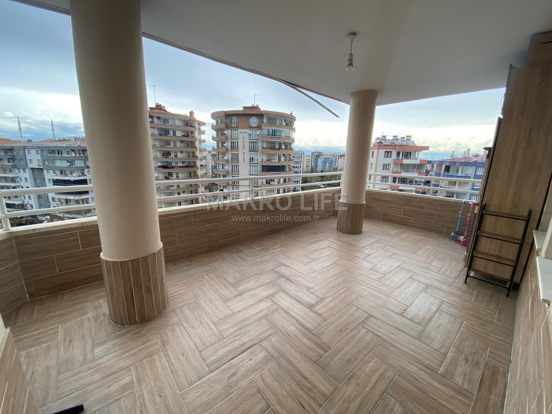 MEDYA KAVŞAĞINDA ANA CADDE ÜZERİ 3+1 BAKIMLI SATILIK DAİRE
