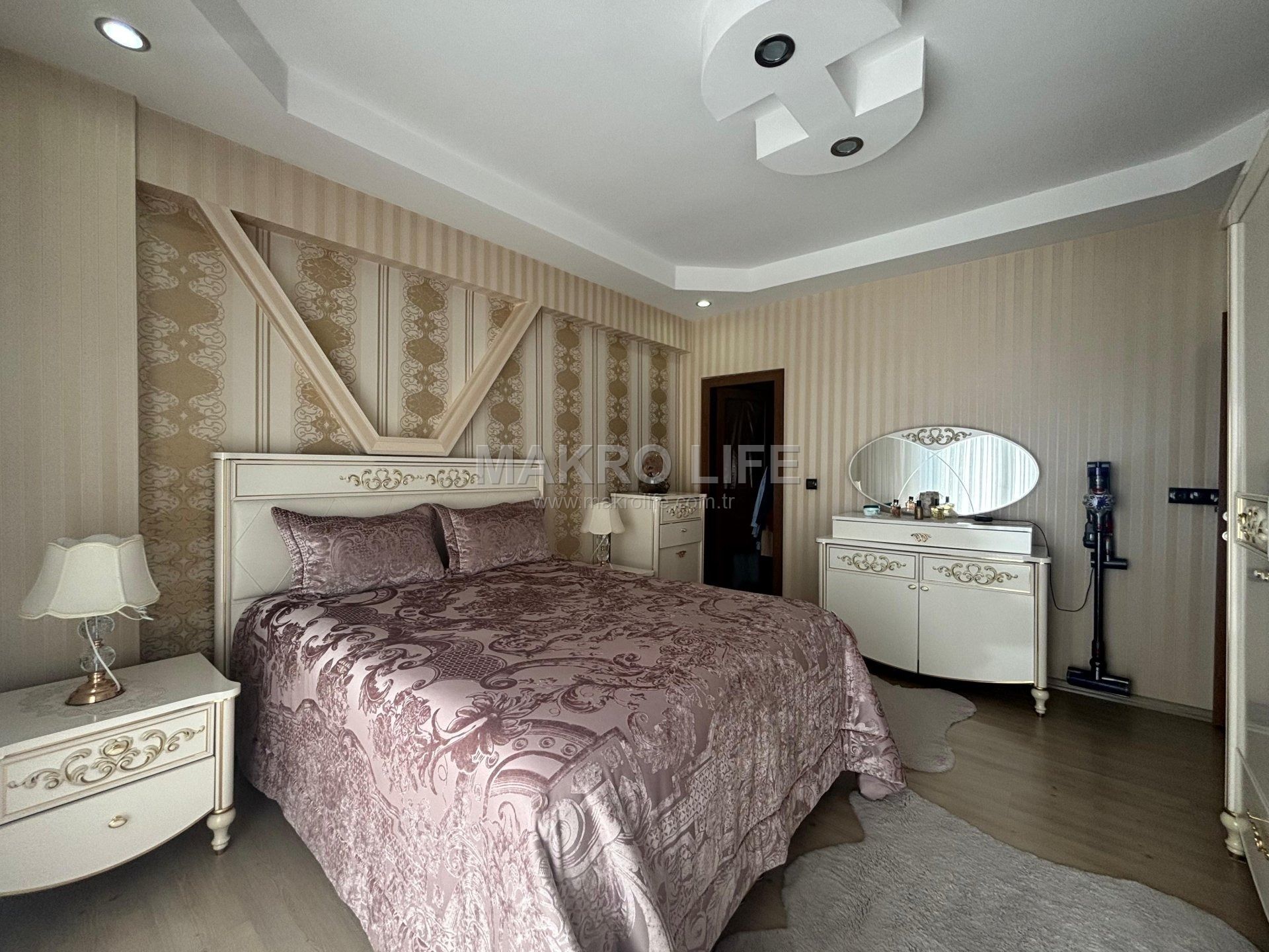 BAĞCILARDA SIFIR AYARINDA 4+1 SATILIK DAİRE