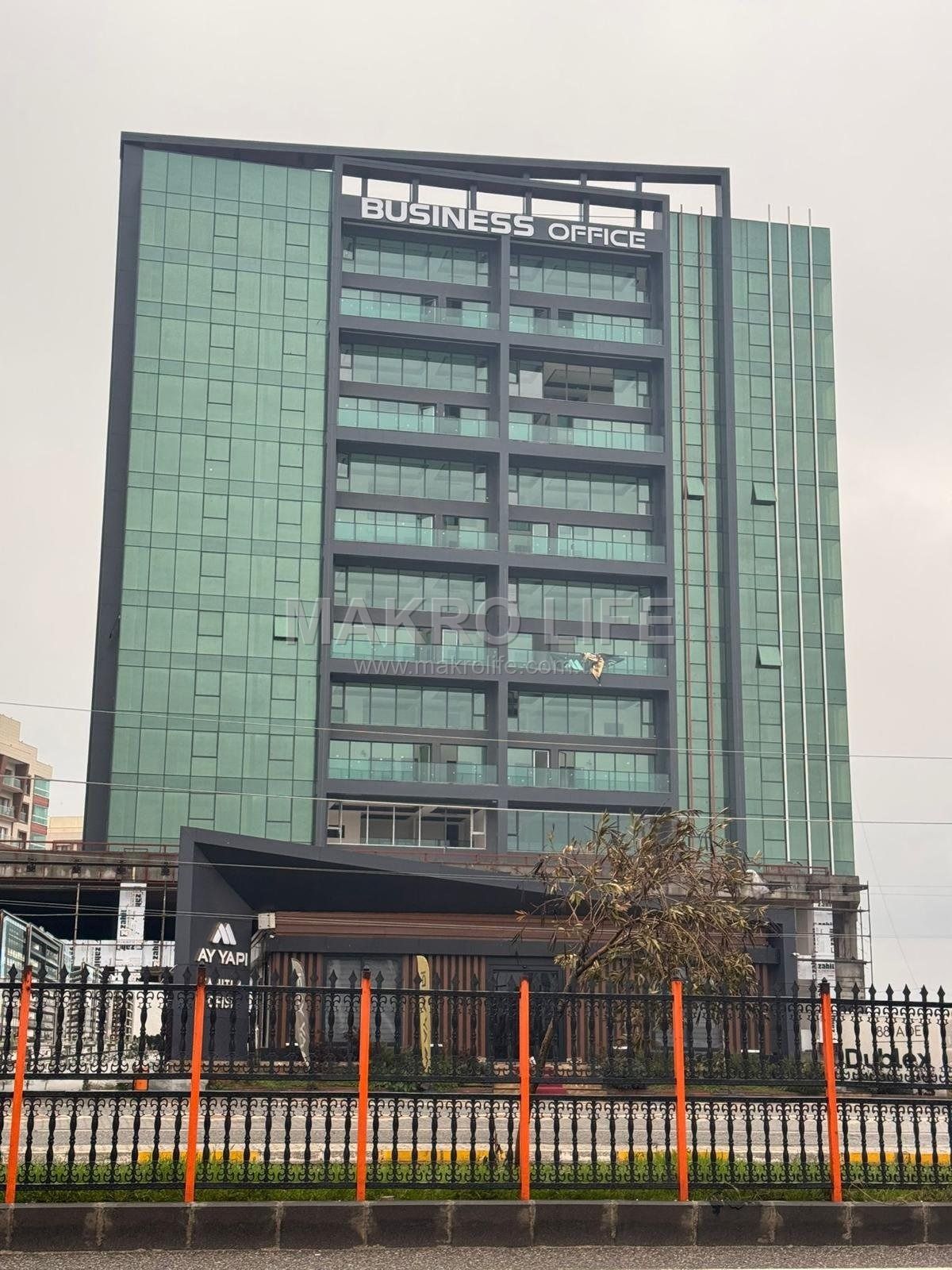 FORUM AVM KARŞISI AY YAPIDA CADDE ÜSTÜ SATILIK 3+1 KÖŞE OFİS