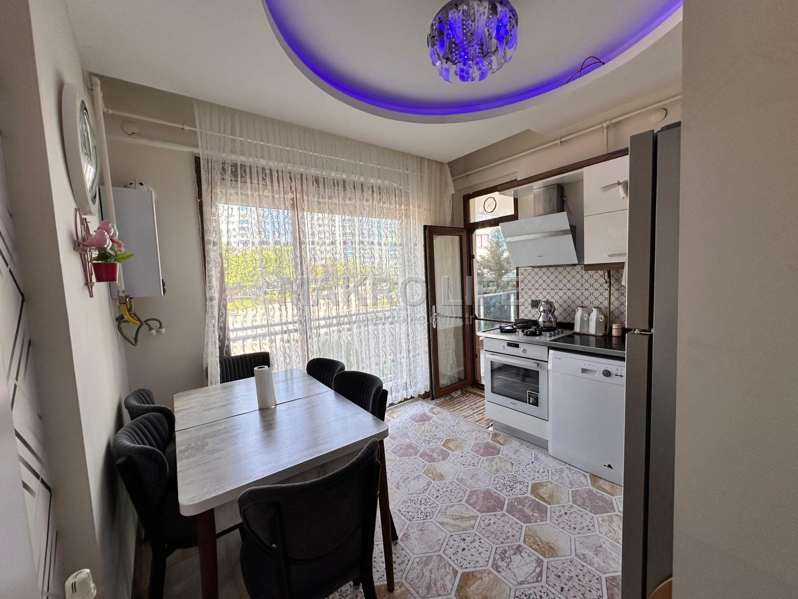 50'LİK YOLDA SATILIK HAVUZLU LÜX 2+1 FIRSAT DAİRE